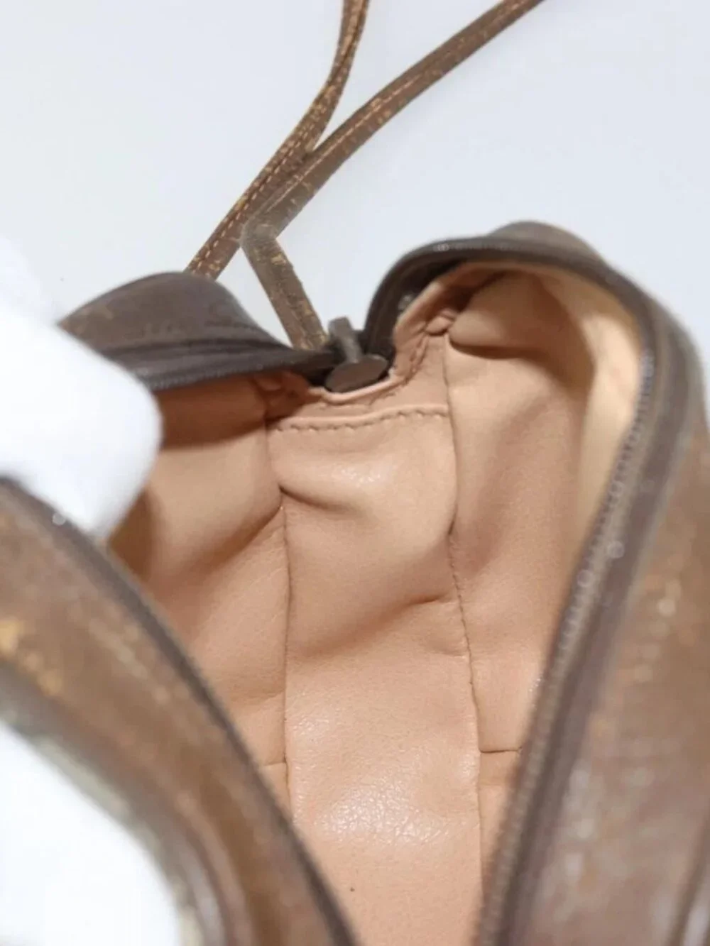 Gucci brand	gucci color	beige